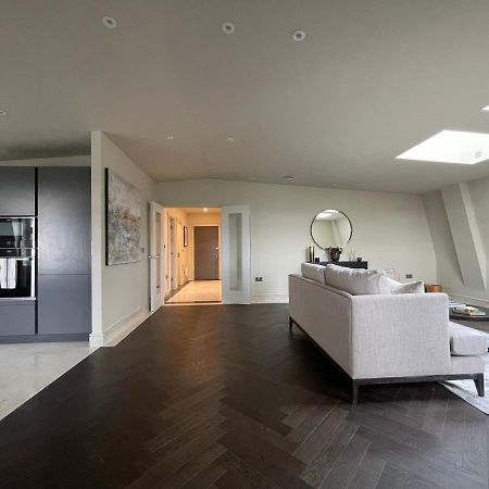 Luxurious, 2 Bed, 2 Bath Penthouse Apartment In Highly Desirable Chigwell Chcl F8 Екстер'єр фото