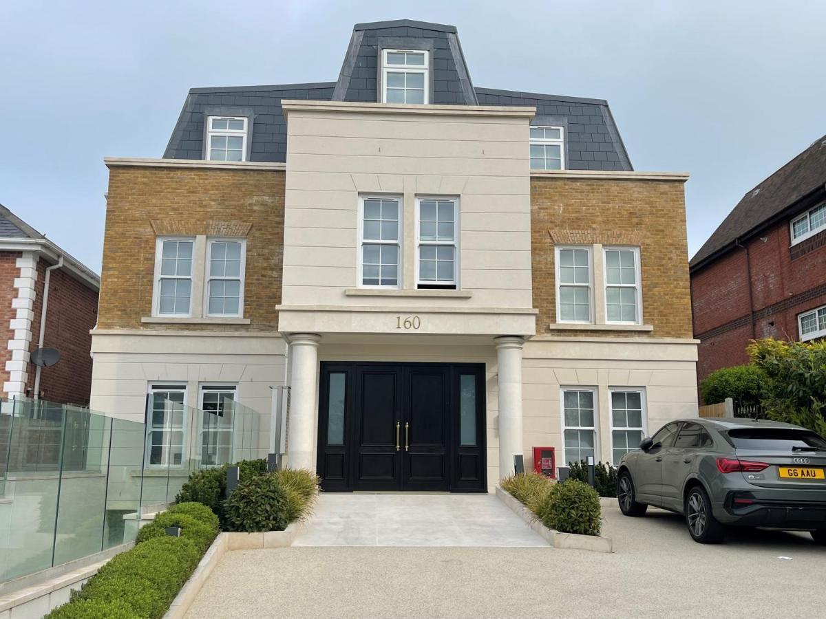 Luxurious, 2 Bed, 2 Bath Penthouse Apartment In Highly Desirable Chigwell Chcl F8 Екстер'єр фото
