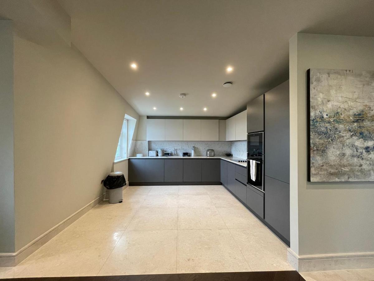 Luxurious, 2 Bed, 2 Bath Penthouse Apartment In Highly Desirable Chigwell Chcl F8 Екстер'єр фото