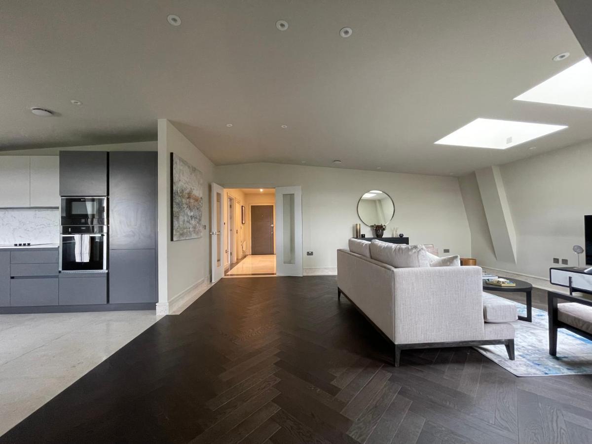 Luxurious, 2 Bed, 2 Bath Penthouse Apartment In Highly Desirable Chigwell Chcl F8 Екстер'єр фото