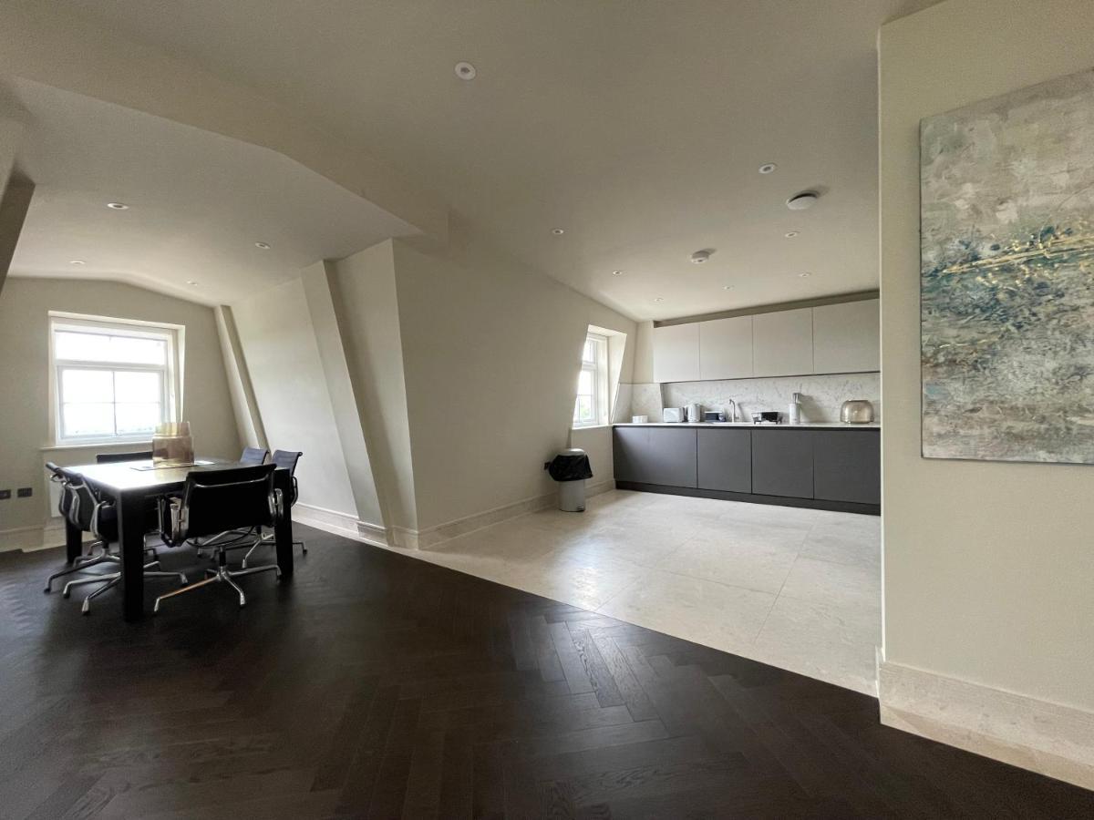 Luxurious, 2 Bed, 2 Bath Penthouse Apartment In Highly Desirable Chigwell Chcl F8 Екстер'єр фото