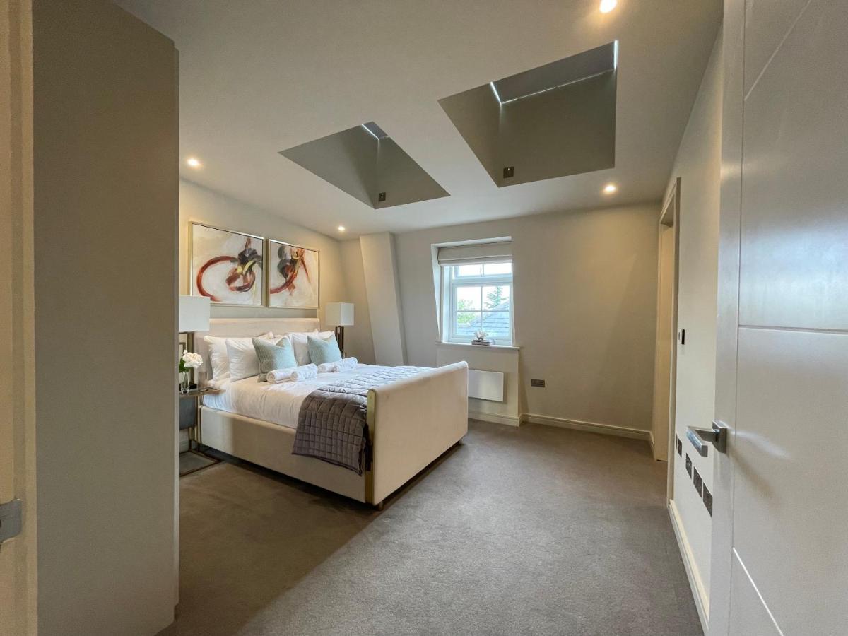 Luxurious, 2 Bed, 2 Bath Penthouse Apartment In Highly Desirable Chigwell Chcl F8 Екстер'єр фото