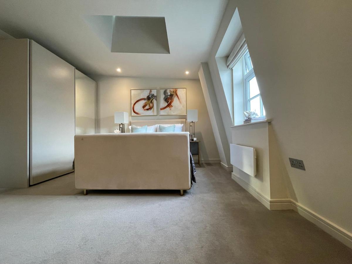 Luxurious, 2 Bed, 2 Bath Penthouse Apartment In Highly Desirable Chigwell Chcl F8 Екстер'єр фото