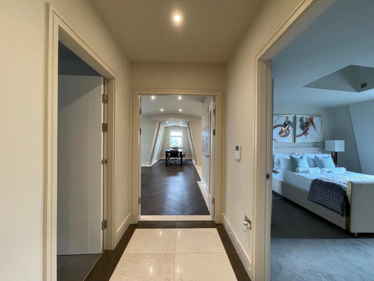 Luxurious, 2 Bed, 2 Bath Penthouse Apartment In Highly Desirable Chigwell Chcl F8 Екстер'єр фото