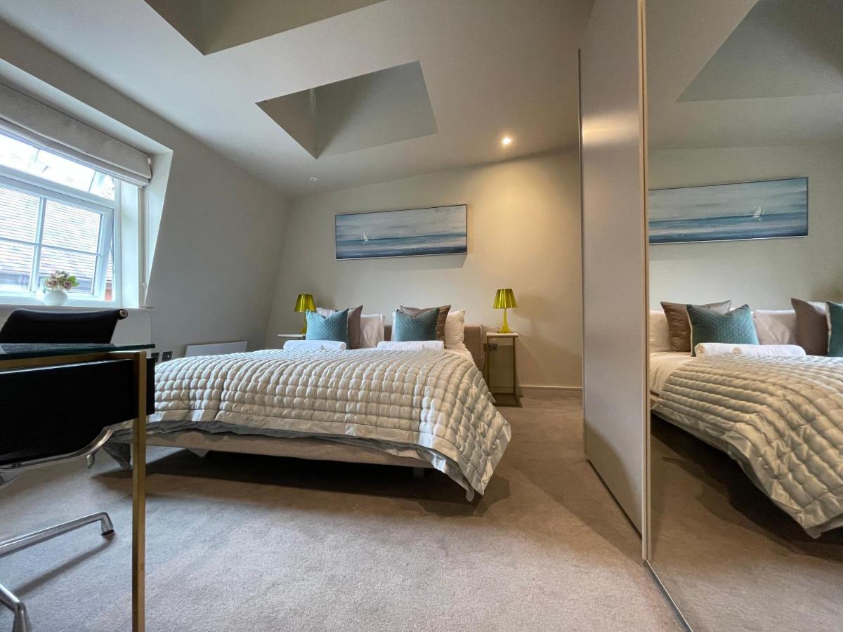 Luxurious, 2 Bed, 2 Bath Penthouse Apartment In Highly Desirable Chigwell Chcl F8 Екстер'єр фото