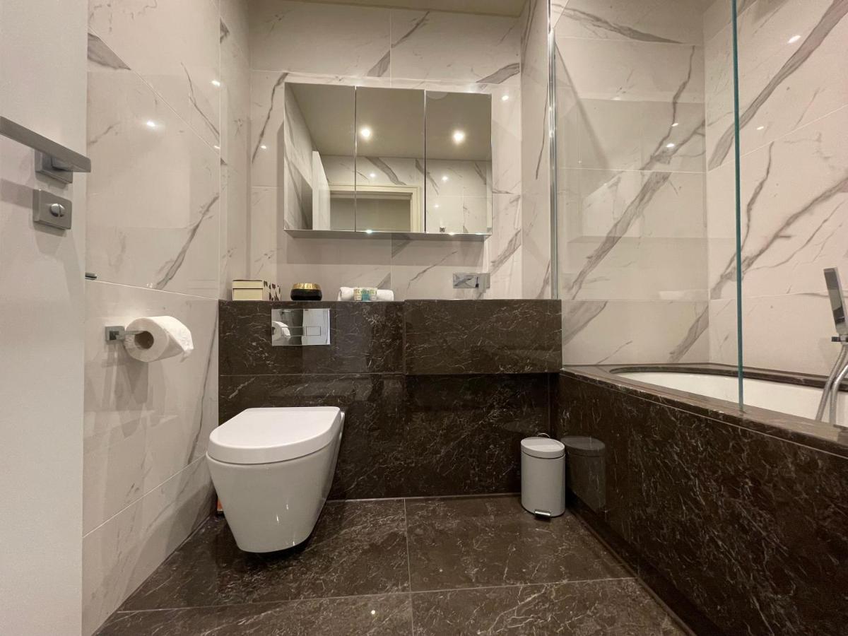 Luxurious, 2 Bed, 2 Bath Penthouse Apartment In Highly Desirable Chigwell Chcl F8 Екстер'єр фото