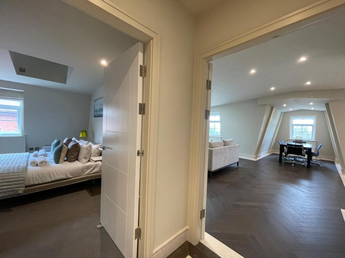 Luxurious, 2 Bed, 2 Bath Penthouse Apartment In Highly Desirable Chigwell Chcl F8 Екстер'єр фото