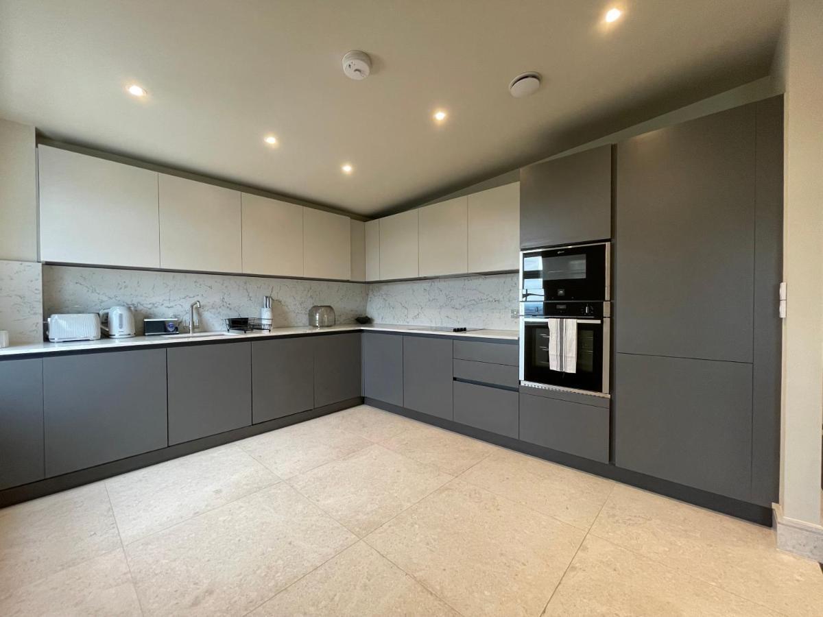 Luxurious, 2 Bed, 2 Bath Penthouse Apartment In Highly Desirable Chigwell Chcl F8 Екстер'єр фото