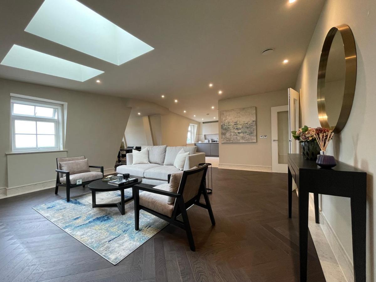 Luxurious, 2 Bed, 2 Bath Penthouse Apartment In Highly Desirable Chigwell Chcl F8 Екстер'єр фото